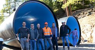 Auf der Zielgeraden. Brunnenmeister Matthias Jost (v.l,), Gemeinderat Patric Zimmermann, Gemeindepr&auml;sident Christian Imsand, Ingenieur Philipp Zurwerra, German Hallenbarter (ehemaliger Brunnenmeister) und Ugo Fenati, Verkaufsleiter Etertub, sind stolz auf das neue Trinkwasser-Reservoir in Oberwald.