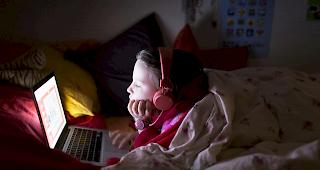 Ein M&auml;dchen schaut auf dem Computer ein Fernsehprogramm. (Symbolbild)