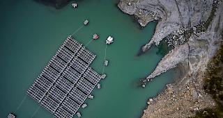 Schwimmene Solarzellen auf dem "Lac des Toules" (1810 Meter &uuml;ber dem Meer), einem alpinen Stausee in Bourg-Saint-Pierre im Val d'Entremont.