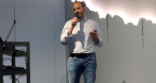 Olivier Andenmatten, Hotelier in Gr&auml;chen und OK-Pr&auml;sident des Zermatt Marathon, sprach vor Mitarbeitenden des SMZO &uuml;ber Kundenbed&uuml;rfnisse.