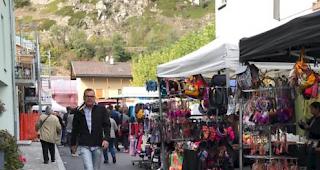 Der 44. Lonzam&auml;rt lockte am Samstag mit &uuml;ber 100 St&auml;nden Besucher zum Flanieren, Schm&ouml;kern und Kaufen ein.
