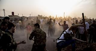 Syrer begraben am Samstag syrische K&auml;mpfer der demokratischen Streitkr&auml;fte, die get&ouml;tet wurden, als sie den t&uuml;rkischen Vormarsch in der syrischen Stadt Qamischli bek&auml;mpften.