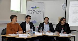 Die Verantwortlichen von Sucht Wallis informierten in der Villa Flora in Siders.