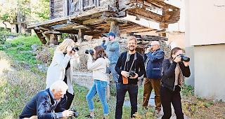 Unterschiedliche Blickwinkel. Teilnehmende des Projekts WELTimDORF: Kurt Bittel, &shy;Evelyne Brux, Noemie Gasser, Gerd Salzgeber, Projektleiter David Zehnder, Klaus Salzgeber und &shy;Isabelle Hildbrand (von links). 