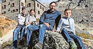 Familie Arnold vor der Weissmiesh&uuml;tte.