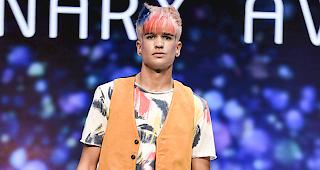 Model Yanic Kippel pr&auml;sentiert Lochers Haarkreation in London.