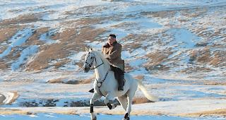 Kim Jong Un, Machthaber von Nordkorea, auf einem wei&szlig;em Pferd auf dem schneebedeckten Berg Paektusan.