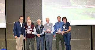 Die &laquo;&auml;ltesten&raquo; Teilnehmer des Pensioniertentags. Ludwig Hutter, Emil Frey und Josef Mutter umrahmt von Unternehmensleiter Fernando Lehner (ganz links) und den Gesch&auml;ftsleitungsmitgliedern Peter Luginb&uuml;hl, Leiter Betrieb, Egon Gsponer, Leiter Infrastruktur, und Alice Kalbermatter, Leiterin Finanzen & Services. (v.l.)