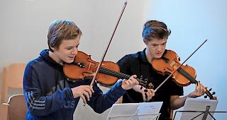 Bei der Sache. Cyrice Heinzmann (links) und Simon Schmid  am &Uuml;ben.
