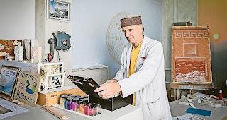 Kreative Mission. Anselm Mutter will Farbe in den grauen Alltag bringen.Foto wb/alain amherd