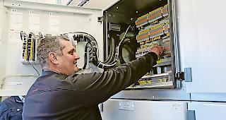 Er&ouml;ffnung. Manuel Schnyder, ReLL-Betriebsleiter Netz, erkl&auml;rte am Donnerstag, wie das neue Unterwerk Turtmann funktioniert.Foto WB