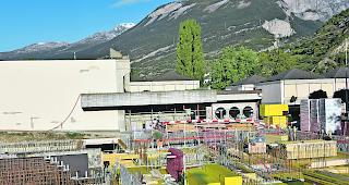 Neubau. Die Arbeiten f&uuml;r die Erweiterung der Primarschulanlage in Susten sind seit vergangenem Juli im Gang.