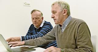 Engagement. Iwar Werlen (rechts) und Kurt Gr&uuml;nwald: Engagiert f&uuml;r &laquo;Oberwalliser Orts- und Flurnamenbuch&raquo;. 