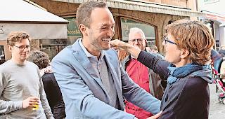 Jubel-Tandem. Mathias Reynard und Brigitte Wolf fallen sich in die Arme.