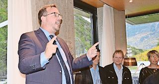 Erleichtert. Philipp Matthias Bregy sitzt wieder im Nationalrat. Die Freude war gross, die Ansprache vor  seinen Parteikollegen gewohnt lautstark.