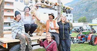 Hingucker. Marina, Ramona, Tamara, Roland und Christine Fercher (von links) und ihr Weltrekord-Anw&auml;rter-Bock &laquo;Albino&raquo;.