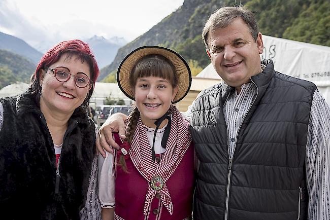 Jeannine (49) und Célia (13) Schwery, Damian Bumann (57), Glis.