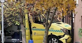 <b>Tatfahrzeug.</b> Der Verd&auml;chtige rammte mit dem gestohlenen Krankenwagen letztlich in eine Mauer.