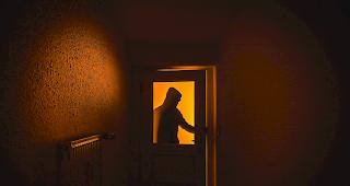 Zehnj&auml;hriger berichtete, ein Einbrecher habe ihn gegen das Glas der Wohnzimmert&uuml;r geschlagen. (Symbolbild)