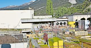 Neubau. Die Arbeiten f&uuml;r die Erweiterung der Primarschulanlage in Susten sind seit vergangenem Juli im Gang. Fotos wb