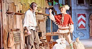 Abgemacht. Viktor (links) und der teuflische Musikant schliessen einen Pakt.