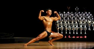 Kraftpaket. Mihnea Mihaila w&auml;hrend seiner K&uuml;r. Im Hintergrund die Pokale, von denen er einen mit nach Hause nahm.