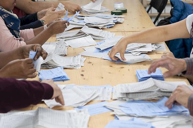 Freiwillige Mitarbeiter helfen bei der Auszählung der Abstimmungsunterlagen zur Ständerat- und Nationalratswahl. (Symbolbild)
