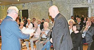 Ehrenurkunde. Auch Fotograf Rolf Schroeter (rechts) erhielt f&uuml;r seine Verdienste von Arnold Steiner eine Ehrenurkunde ausgeh&auml;ndigt.