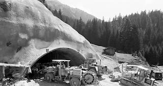Die Baustelle des Vereinatunnel-Nordportals bei Kosters/Selfranga, aufgenommen am 23. Juli 1991.