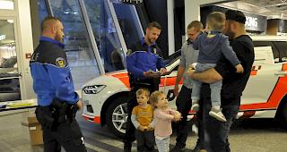 Brig-Gliser Stadtpolizisten im regen Austausch mit Passanten.
