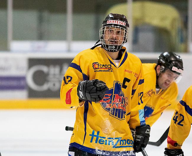 Kapitän Flavian Wyer (vorne) und Silvano Dubach vom EHC Raron.