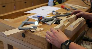 Wer in der Holzbaubranche arbeitet, kann ab n&auml;chstem Jahr mit mehr Lohn rechnen. F&uuml;r viele Angestellte verbessern sich die Leistungen.