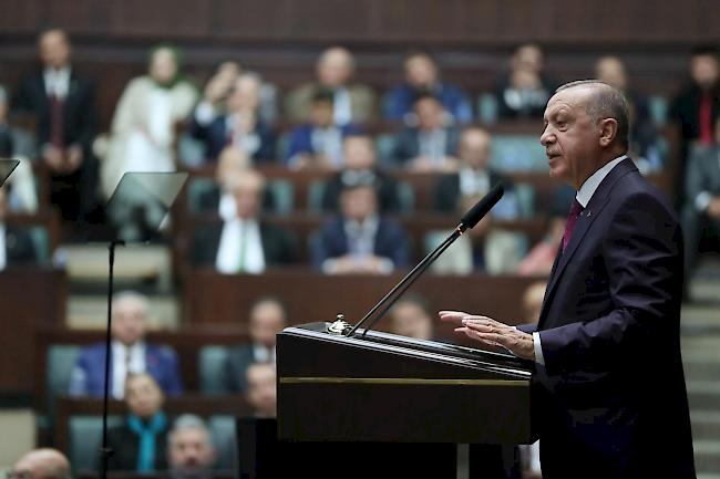 Nach Ablauf einer Frist zum Abzug der Kurdenmiliz YPG aus dem nordsyrischen Grenzgebiet hat der türkische Präsident Recep Tayyip Erdogandie den Beginn gemeinsamer Patrouillen mit Russland angekündigt.
