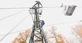 Balanceakt. Giw-Betriebsleiter Mario Burgener zeigt zuoberst auf dem St&uuml;tzmast seine Trittsicherheit.