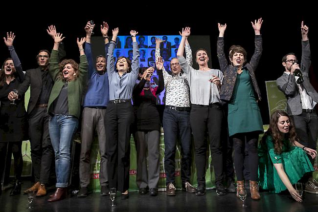 Regula Rytz, Parteipräsidentin der Grünen (Mitte), und die Mitglieder der Bundeshausfraktion der Grünen bei deren Delegiertenversammlung in Bern. 