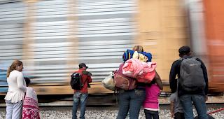 Migrantenfamilien aus Mittelamerika versuchen in den als "The Beast" bekannten G&uuml;terzug zu steigen, um die US-Grenze zu erreichen.