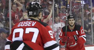 Nico Hischier trifft erstmals in dieser Saison f&uuml;r die New Jersey Devils. 