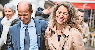 So strahlen Sieger. Beat Rieder mit Gattin Diana in Sitten unterwegs auf der Medientour.Foto wb/Alain Amherd