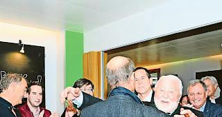 So sehen Sieger aus. Alt St&auml;nderat Daniel Lauber gratuliert dem wiedergew&auml;hlten Beat Rieder im J&auml;gerheim.Foto WB