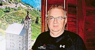 Gelungenes Destillat. Der professionelle Whisky-Brenner Fredy Lengen mit seinem neuesten Produkt, dem mit einer Silber- medaille ausgezeichneten &laquo;Wallisky&raquo;.Foto wb