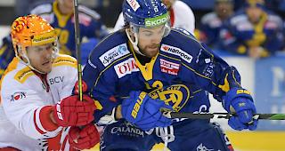 Davos-St&uuml;rmer Luca Hischier (rechts) spielt vom 7. bis 10. November am Deutschland Cup in Krefeld.