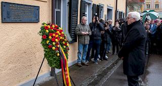 Der deutsche Bundespr&auml;sident Frank-Walter Steinmeier legt vor der Georg Elser Gedenkst&auml;tte in Hermaringen bei Ulm einen Kranz nieder.