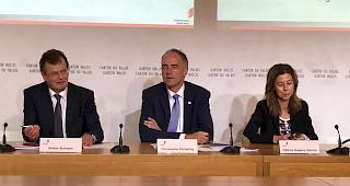 Pr&auml;sentierten den Hochschulbericht: Stefan Bumann, Chef Dienststelle f&uuml;r Hochschulwesen, Staatsrat Christophe Darbellay und Helene Gapany Savioz, Adjunktin Dienststelle f&uuml;r Hochschulwesen (von links).