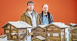 Rinaldo (l.) und Norbert Zurbriggen beim Modell Weiler &laquo;Zermeiggern&raquo;.