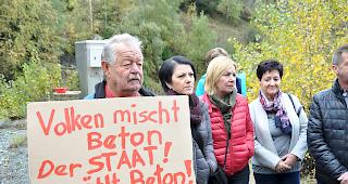 Die Demonstranten fordern die unverz&uuml;gliche Schliessung des Kieswerks.