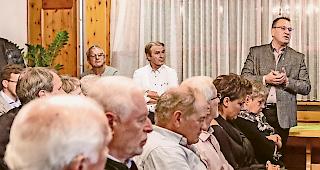 H&auml;nderingend. Konstantin Bumann interveniert am Parteikongress. Und wurde von Thomas Egger &uuml;berrascht.