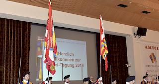 Zentralfahne.&nbsp;Grund z zur Freude: Die Zentralfahne (rechts) gr&uuml;sst die Amici und Stifter im Natischer Missione. Foto mengis media