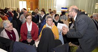 Diakon Martin Brunner-Artho im Austausch mit den Kongressteilnehmern. 