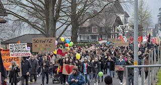 Mehrere hundert Personen demonstrieren am 13. April 2019 in Schwyz als Reaktion auf eine Gruppe, welche an der Schwyzer Fastnacht als Ku-Klux-Klan-Schar durch die Stadt marschierten.