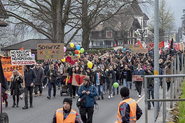 Mehrere hundert Personen demonstrieren am 13. April 2019 in Schwyz als Reaktion auf eine Gruppe, welche an der Schwyzer Fastnacht als Ku-Klux-Klan-Schar durch die Stadt marschierten.